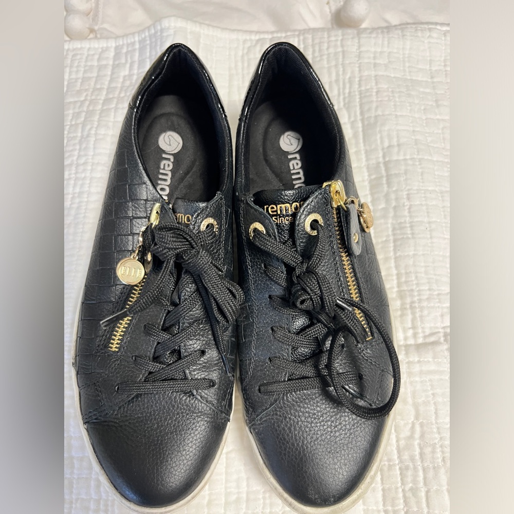 Remonte, D0916-00. women’s sneaker (zip closure). Size 38. Good conditio…